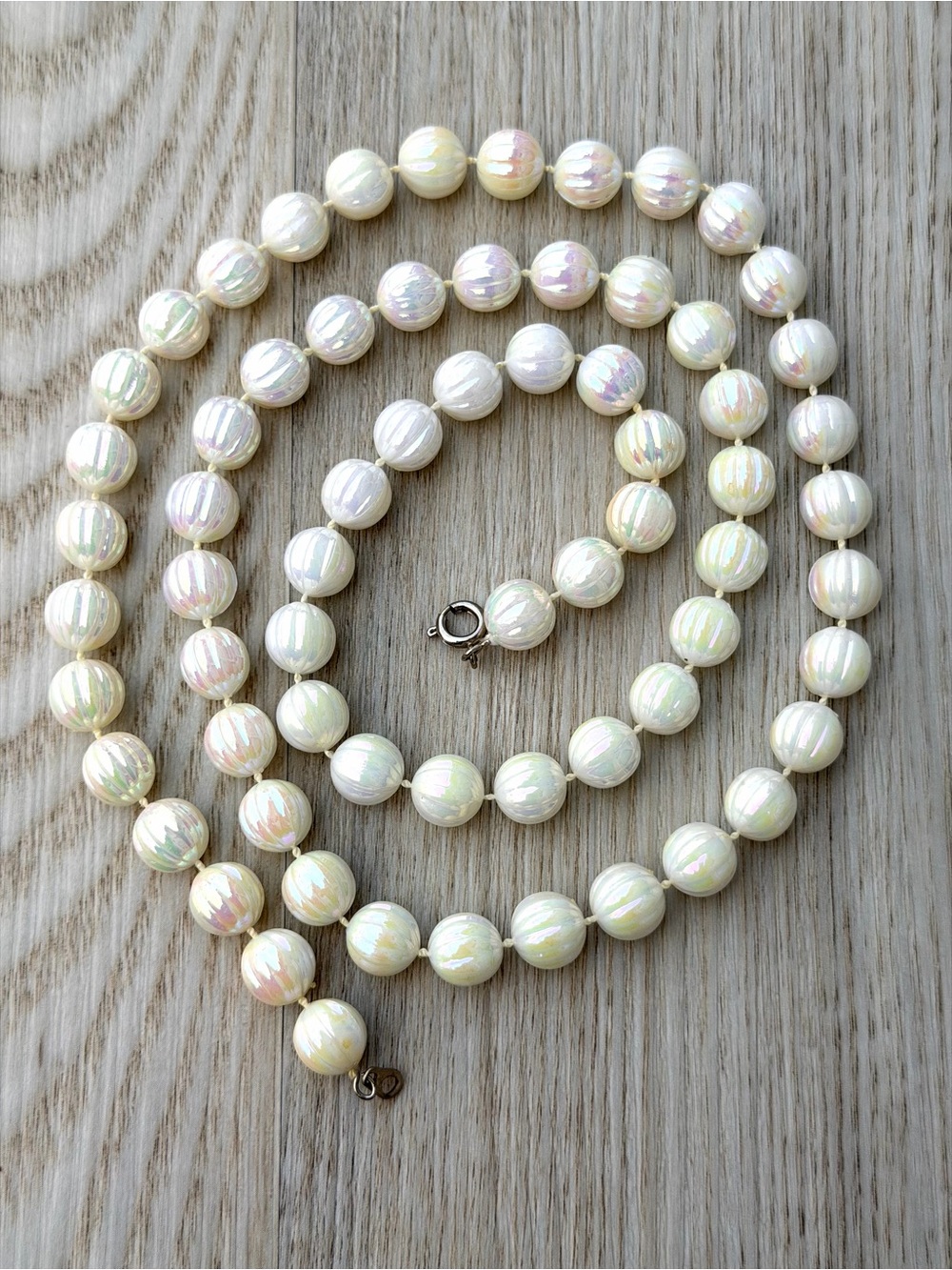Vintage Iridescent White Ribbed Melon Bead Necklace Pearlescent Aurora Borealis